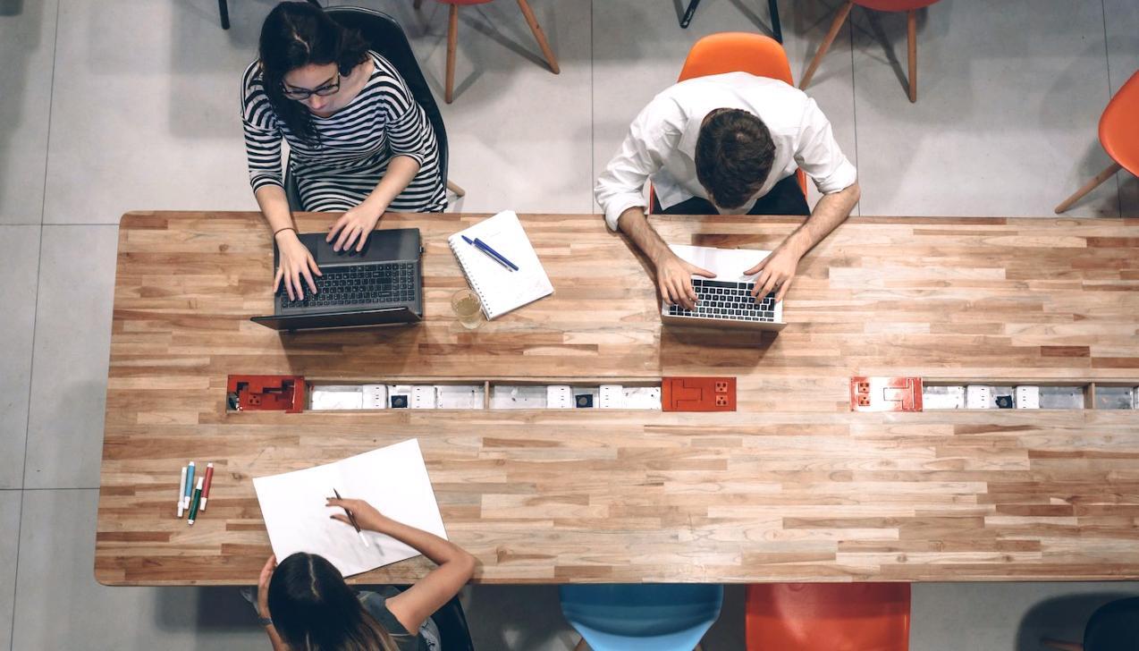 Paralivonexa platformu üzerinde çalışan ortak ekip toplantısı